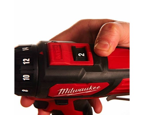 Шуруповерт аккумуляторный Milwaukee M12 BDD-202C Шуруповерт аккумуляторный Milwaukee M12 BDD-202C