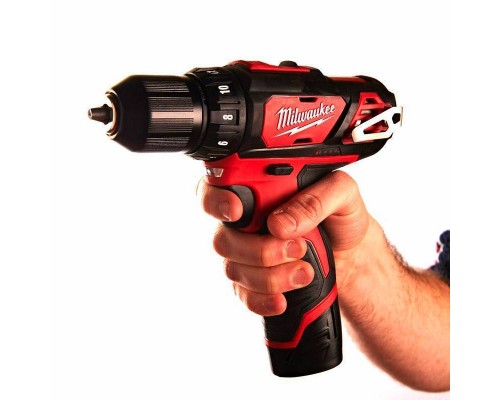 Шуруповерт аккумуляторный Milwaukee M12 BDD-202C Шуруповерт аккумуляторный Milwaukee M12 BDD-202C