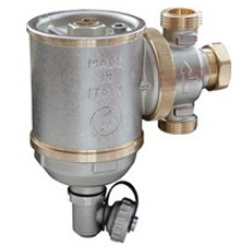 Фильтр компактный 3/4, Giacomini, с вихревым эффектом, устройством механической очистки и магнитным картриджем, корпус латунный хромированный, соединения с внутренней резьбой. Содержит шаровый кран, заглушку для дренажа и клапан выпуска воздуха.