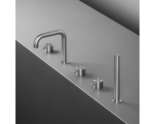 QuadroDesign Source Смеситель на борт ванны, на 5 отв., с ручным дуешм, цвет: brushed stainless steel. 1295AS