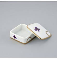 THG CAPUCINE MAUVE DECOR OR Коробка для таблеток керамическая, квадратная 55х55 мм., настольная, декор золото/лиловый, цвет: белый. A7D-A02-4617