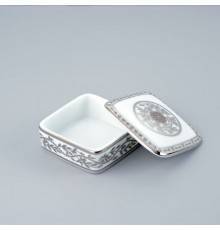 THG MARQUISE BLANC DECOR PLATINE Коробка для таблеток керамическая, квадратная 55х55 мм., настольная, декор платина, цвет: белый. A7G-A02-4617